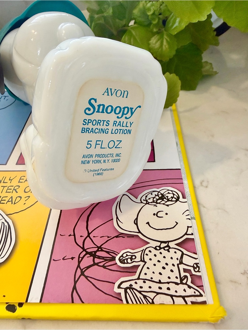 Vintage Avon 1969 Milk Glass Snoopy Bottle - Picture 7 of 10